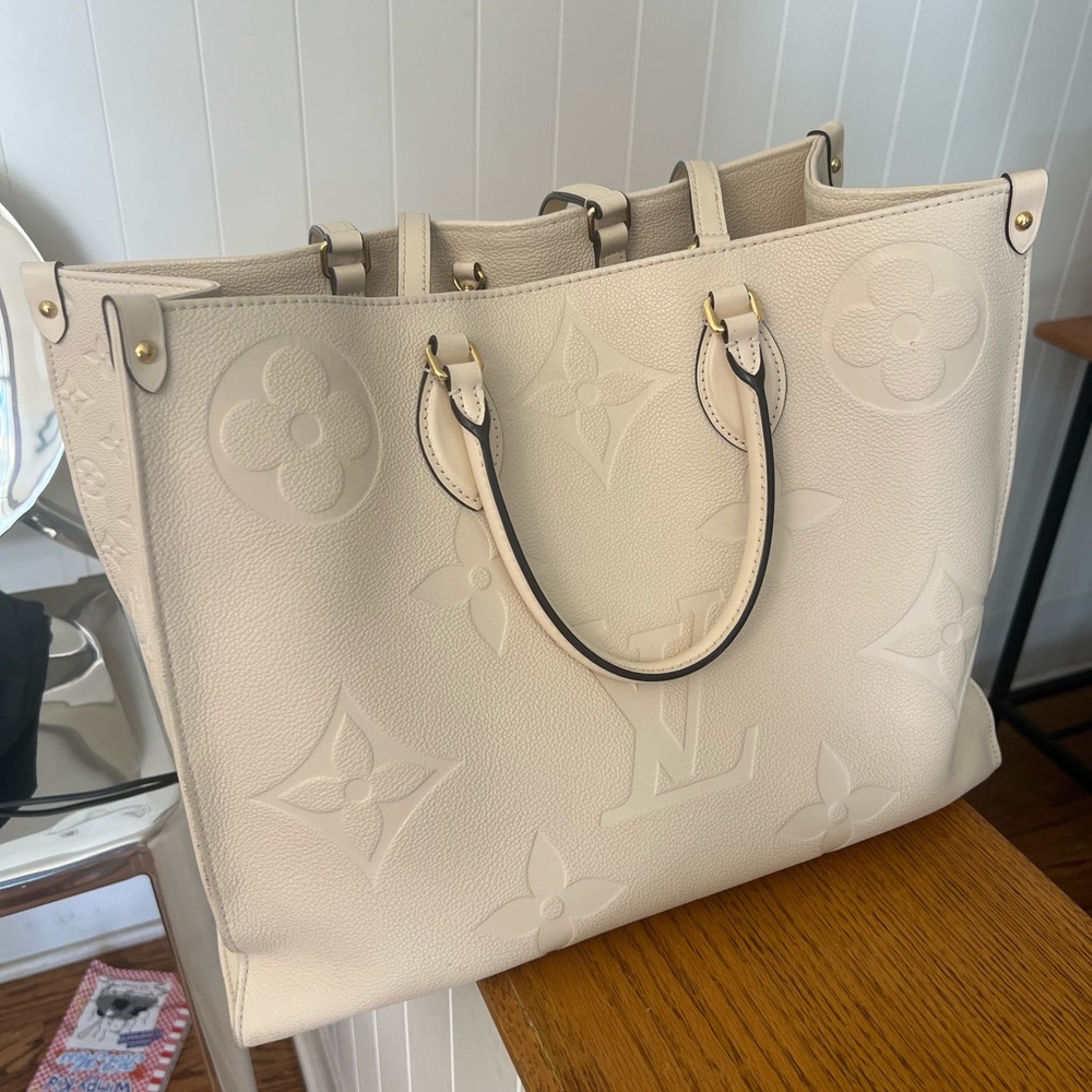 Elegant Cream Louis Vuitton Tote Bag - On the go